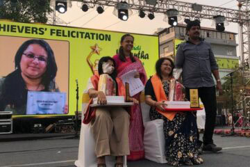 Mrunal Pandit receiving Women Achiever Award on stage